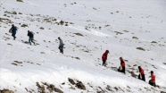 Ağrı&#039;da yabani hayvanlar için karlı dağlara yem bırakıldı