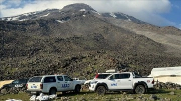 Ağrı Dağı'nda hayatını kaybeden 2 kişinin cenazesi indirildi