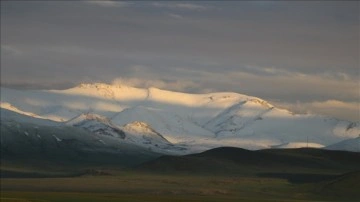 Ağrı'da baharda etkili olan kar dağları ve köyleri beyaza bürüdü