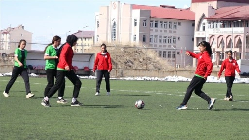 Ağrılı kızlar eğitim gördükleri spor lisesinin futbol takımını zirveye taşıyor