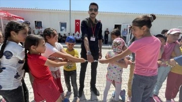 Ahıska Türkü çocukların yüzü gönüllü öğretmenlerin masallarıyla gülüyor