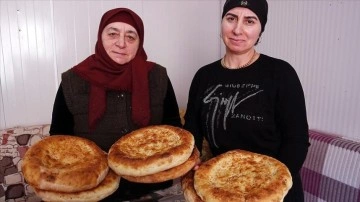 Ahıska Türkü kadınlar yöresel ekmeklerini depremzedeler için pişiriyor