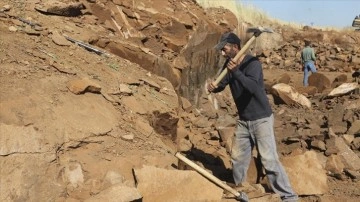 Ahlat'taki taş ocaklarında işçiler, sıcak havada saatlerce balyoz sallıyor