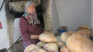 Ailesi için taş fırında pişirdiği köy ekmekleri gelir kaynağı oldu