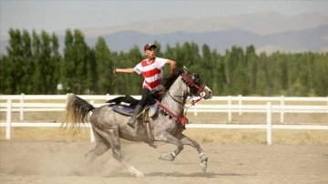 Ailesinden etkilenerek başladığı ata sporunda takımın en genç ciritçisi oldu