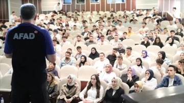 AK Parti "7 Bölge 7 Bin Cemre" projesiyle gençleri olası afetlere hazırlıyor
