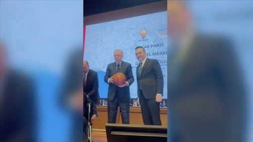 AK Parti Gençlik Kolları, Cumhurbaşkanı Erdoğan'a basketbol topu hediye etti