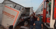 Akhisar’da tren hemzemin geçitte tıra çarptı