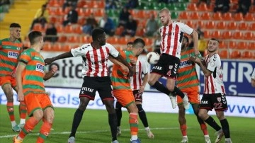 Alanyaspor evinde 3 puanı 3 golle aldı