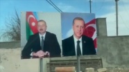 Aliyev&#039;in Şuşa gezisinde Türk bayrakları ve Cumhurbaşkanı Erdoğan fotoğrafları dikkat çekti