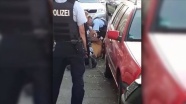 Almanya&#039;da gözaltına aldıkları kişiye şiddet uygulayan 3 polis görevden uzaklaştırıldı
