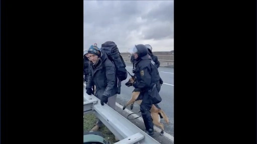 Almanya'da polisin, AfD karşıtı protestoculara köpekli müdahalesi tepki çekti