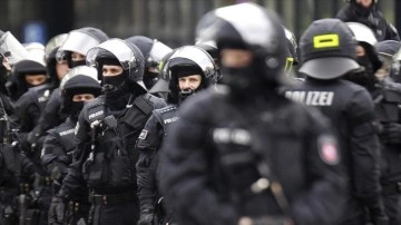 Almanya'da AfD kongresini engellemeye çalışanlar ile polis arasında arbede çıktı