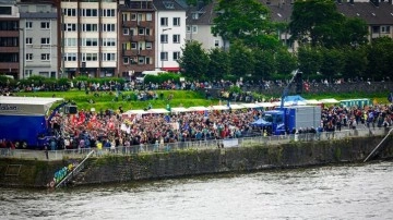 Almanya'da aşırı sağcı AfD partisine karşı gösteri düzenlendi