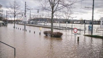 Almanya'da etkili olan şiddetli yağış su baskınlarına neden oldu