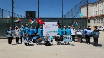 Amasya'da lise öğrencileri boyalı elleriyle Filistin bayrağı oluşturarak İsrail'e tepki gö