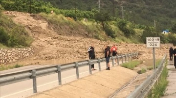 Amasya'da şiddetli yağış nedeniyle Taşova-Amasya kara yolu ulaşıma kapandı