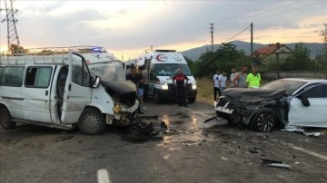 Amasya'da tarım işçilerini taşıyan minibüs ile otomobilin çarpıştığı kazada 20 kişi yaralandı