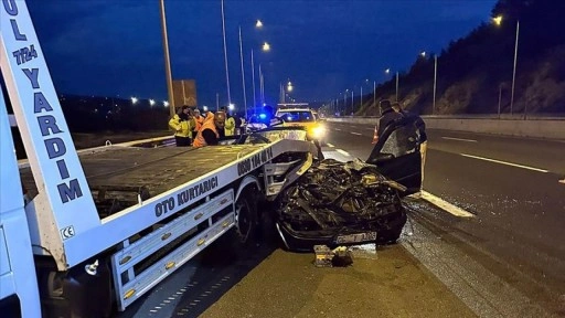 Anadolu Otoyolu'nda çekiciye çarpan otomobildeki iki kişi öldü, bir kişi yaralandı