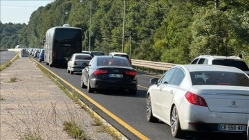 Anadolu Otoyolu’ndaki çalışma nedeniyle D-100 kara yolu Bolu Dağı geçişinde yoğunluk yaşanıyor