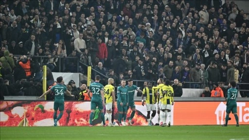 Anderlecht-Fenerbahçe mücadelesi tribündeki ırkçı davranışlar nedeniyle durdu