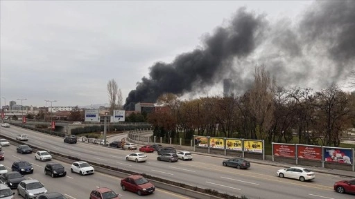 Ankara'da 2 katlı binada çıkan yangına müdahale ediliyor