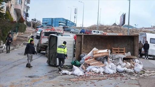 Ankara'da hafriyat kamyonu 11 araca çarparak devrildi