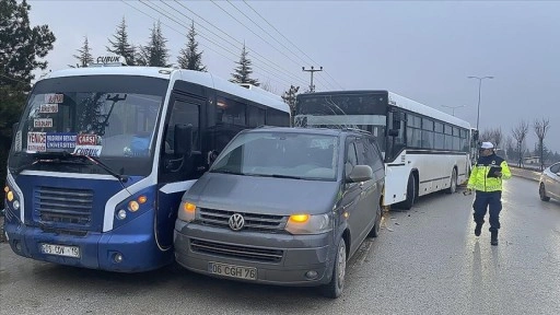 Ankara'da zincirleme trafik kazasında 31 kişi yaralandı