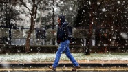 Ankara güne kar yağışı ile uyandı