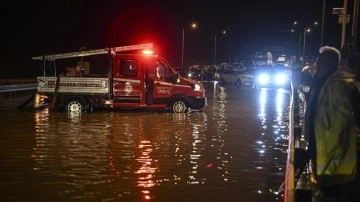 Ankara-Konya kara yolu sağanak nedeniyle Bala ayrımında ulaşıma kapandı