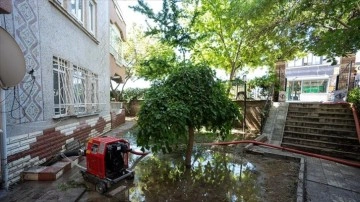 Ankara'da su baskınlarından etkilenen dairelerde temizlik çalışmaları sürüyor