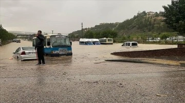 Ankara'nın Akyurt ilçesinde sağanak hayatı olumsuz etkiliyor