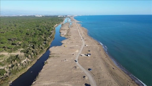 Antalya'da çardaklardan temizlenen Kumköy Sahili tatilcileri ağırlıyor