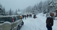 Antalya’da fırtınadan sonra araçlar kardan yollarda kaldı