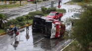 Antalya'da itfaiye aracı devrildi: 3 yaralı