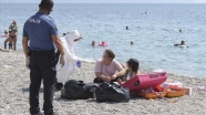Antalya&#039;da karantinada olması gereken kadın Konyaaltı sahilinde yakalandı