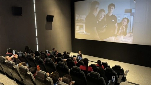 Antalya'da öğrenciler sinema salonunda "Ufkun Ötesinde" belgeselini izledi