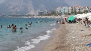 Antalya&#039;da sıcak havadan bunalanlar sahillerde serinlemeye çalıştı