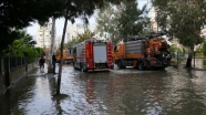 Antalya&#039;daki kuvvetli yağışta evlerini su basan vatandaşlar temizlik çalışması yapıyor