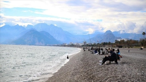 Antalya sahillerinde yeni yılın ilk hafta sonunda yoğunluk yaşandı