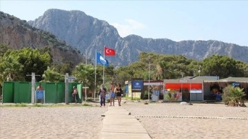 Antalya'da 17 plajda mavi bayrak dalgalanmaya başladı