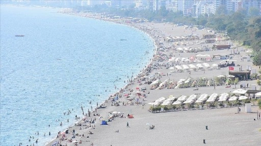 Antalya'da güneşli havayı fırsat bilenler sahillerde yoğunluk oluşturdu