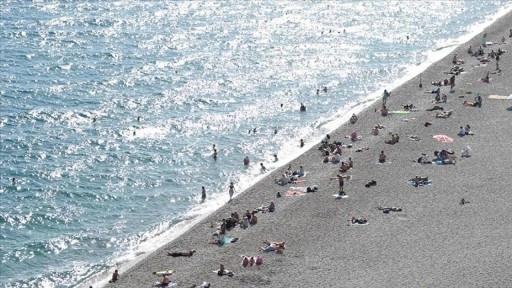 Antalya'da sıcak hava nedeniyle sahillerdeki yoğunluk sürüyor