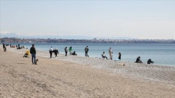 Antalya'da vatandaşlar ve turistler güneşli havanın keyfini çıkardı