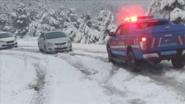 Antalya'nın yüksek kesimlerindeki kar yağışı ulaşımda aksamalara neden oluyor