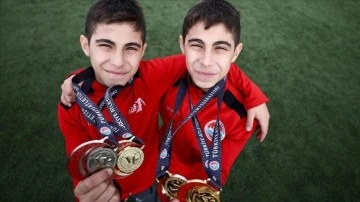 Antrenör amcalarının yetiştirdiği ikiz kardeşler atletizmde başarıdan başarıya koşuyor