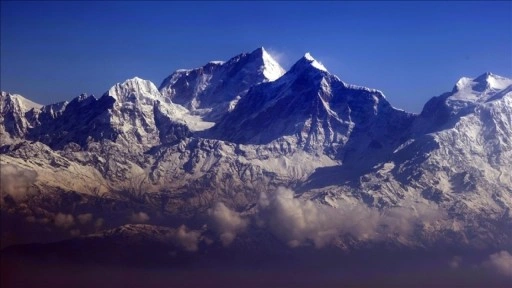 Araştırmacılara göre Everest Dağı yılda yaklaşık 2 milimetre uzuyor