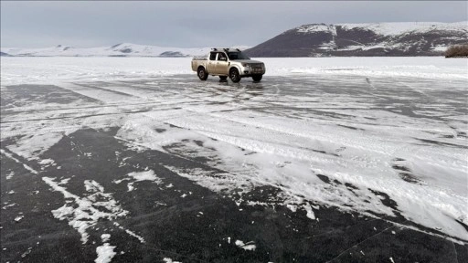 Arazi aracıyla buzla kaplı Çıldır Gölü üzerinde gezinti yaptı