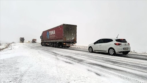 Ardahan'da kar ve buzlanma sebebiyle araçlar yolda kaldı