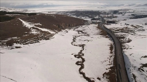 Ardahan'da karla kaplı menderesler dronla görüntülendi